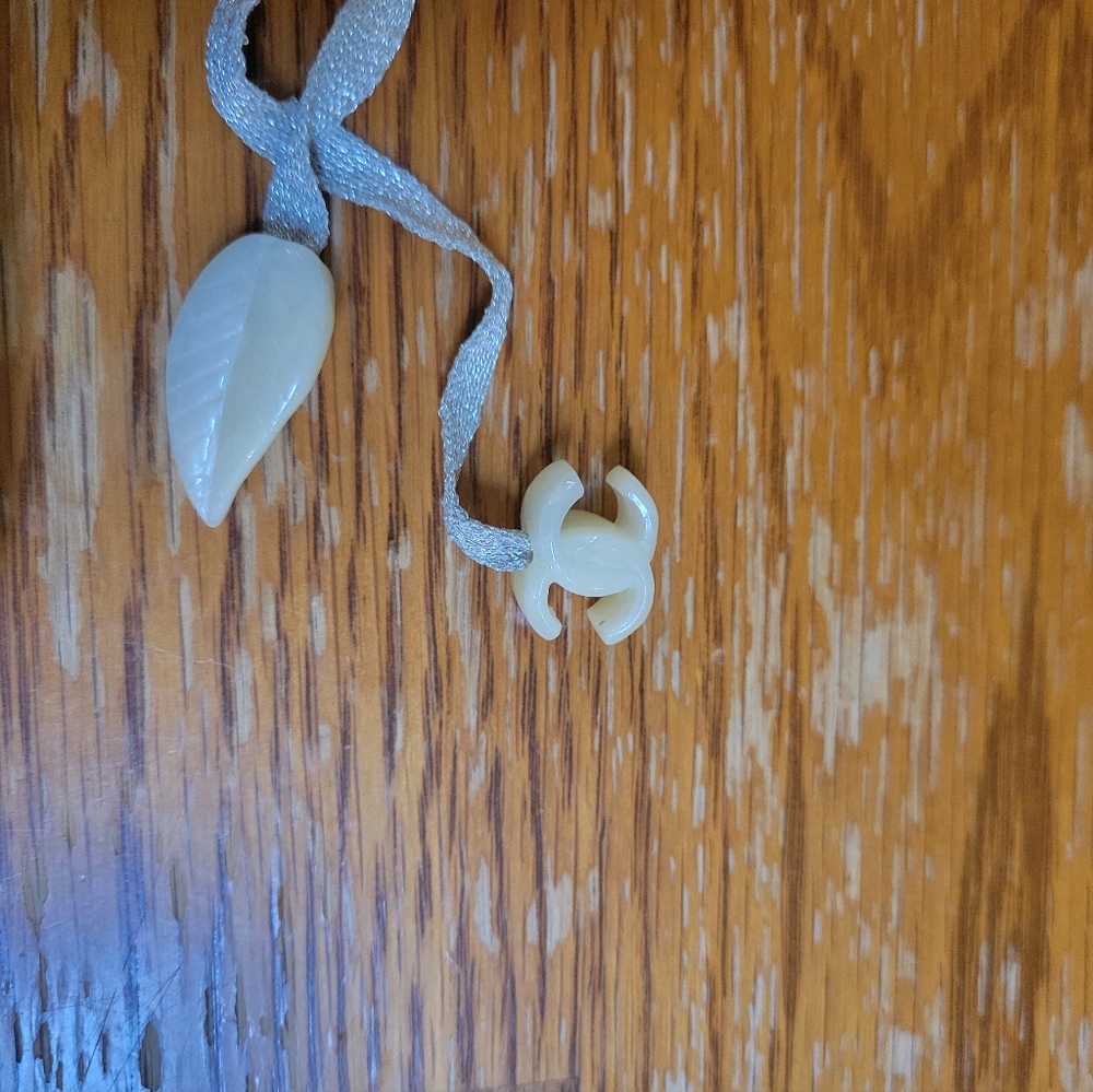 A unique Chanel Ivory Rose gold ribbon necklace! - Picture 5 of 8